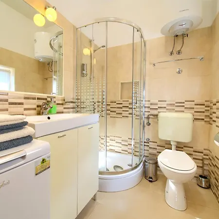 Six Apartment *