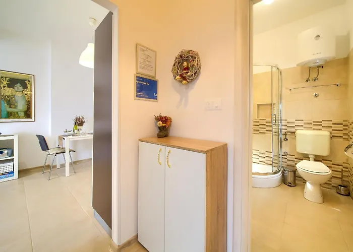 Διαμέρισμα Six